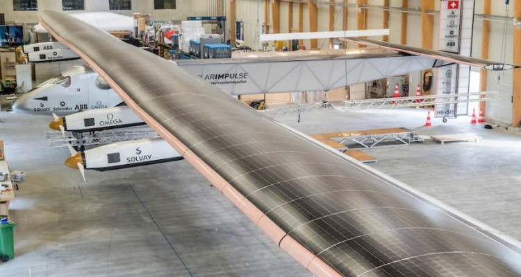 Solarflugzeug „Solar Impulse 2“ hebt erstmals ab